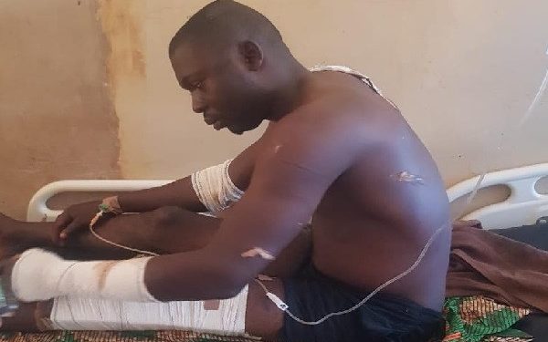 Labour Party chieftain stabbed by thugs for pasting posters in Osun