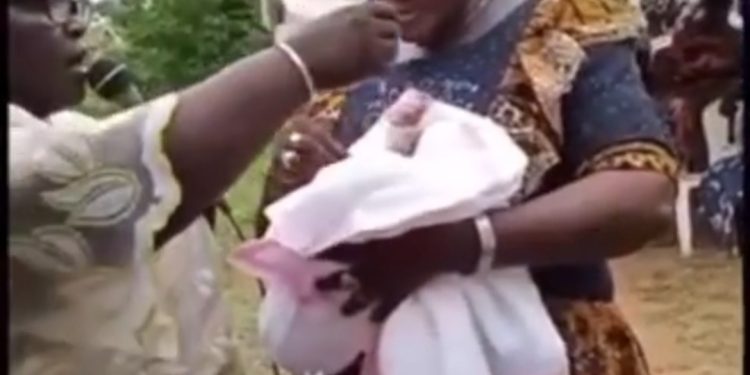Woman prays for newborn to be among those who will use pen to embezzle Nigeria’s money (video)