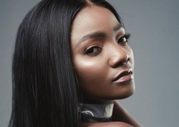 Who’s your mate?” – Simi queries daughter, Deja as she addresses her by her name ‘Simisola’ -Video