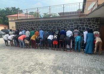 Lagos: EFCC arrests crossdresser, 32 others for alleged internet fraud
