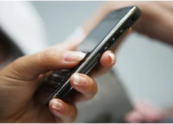 Persons who spend time on cell phones risk blood pressure – Findings 