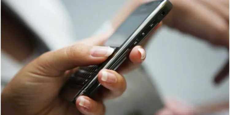 Persons who spend time on cell phones risk blood pressure – Findings 