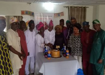 Ogun: Sodubi High School Old Students Association Felicitate former principal at 91