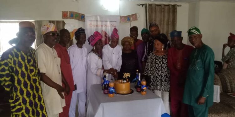 Ogun: Sodubi High School Old Students Association Felicitate former principal at 91