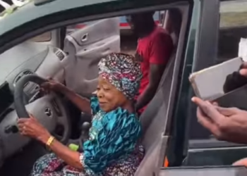 Days after publicly begging for a car, veteran actress, Margaret Olayinka aka Iya Gbonkan, gets a car gift from one of her fans 