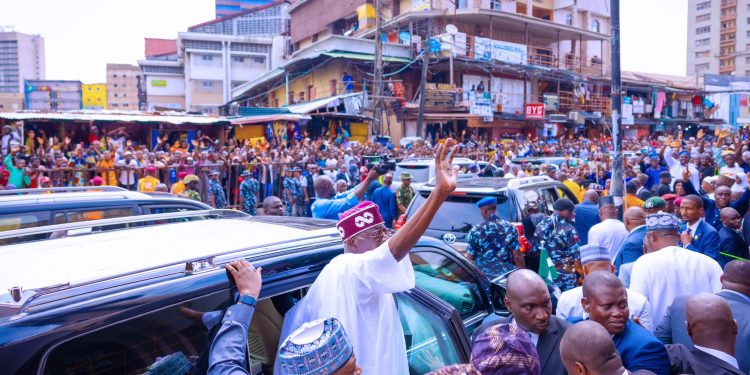 Lagosians file out enmass to welcome President Tinubu as he pays a visit to Oba of Lagos (photos/video)