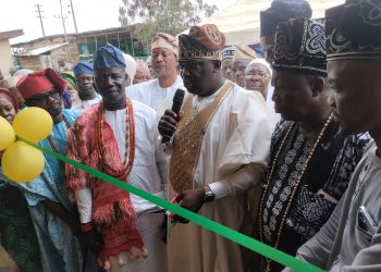 Ogun: Egba High Chief, Asiwaju Olakunle Uplifts Less Privilege, Donates Lock-Up Shops To Orile-Imo Community