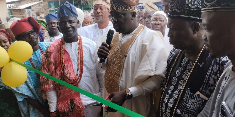 Ogun: Egba High Chief, Asiwaju Olakunle Uplifts Less Privilege, Donates Lock-Up Shops To Orile-Imo Community