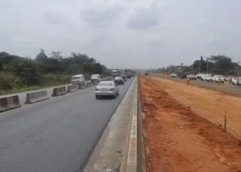 Sleeping driver rams into truck, kills 5, injures 12 on Lagos-Ibadan expressway