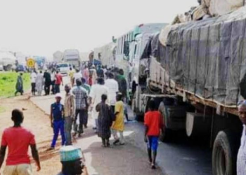 Ondo Residents Loot Truck Conveying Govt’s Palliatives