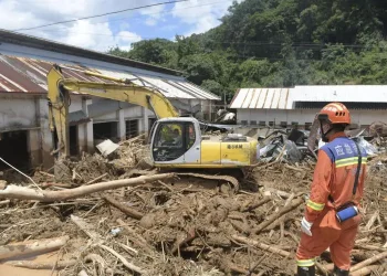 Collapsed building kills 6 family members seeking safety from flood