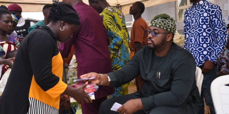 Nigeria’s youngest lawmaker, AbdulRasheed Kashamu, lifts 8000 with cash, foodstuffs at Sallah