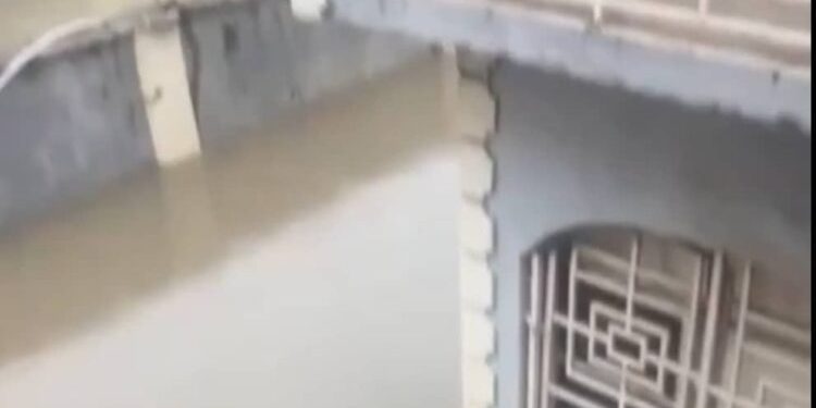 Flood Takes Over Lagos’ Major Roads, Wreaks Havoc In Ogun Communities