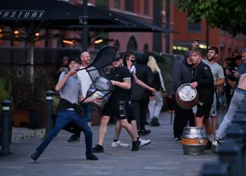Protesters in UK loot shops as Starmer vows far-right rioters will ‘regret’ action