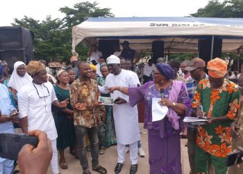 Oyegbola uplifts over 1000 APC members with cash in Abeokuta North LG