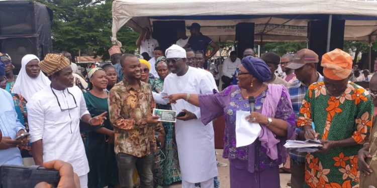 Oyegbola uplifts over 1000 APC members with cash in Abeokuta North LG