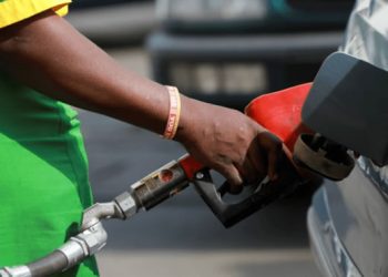Commuters groan as petrol pump price hits N990 per liter in Ibadan, Abeokuta