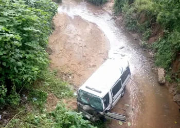 18-seater bus plunges into Kinnira river in Ogbomoso