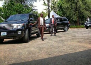 Tinubu restricts Ministers to 3-vehicle convoy