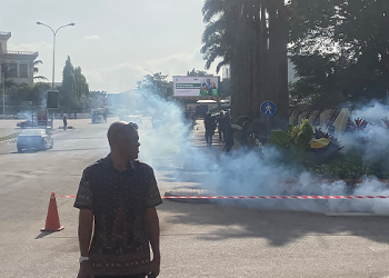 #FreeNnamdiKanu Protesters Flee As Security Operatives Fire Tear Gas, Shots In Abuja